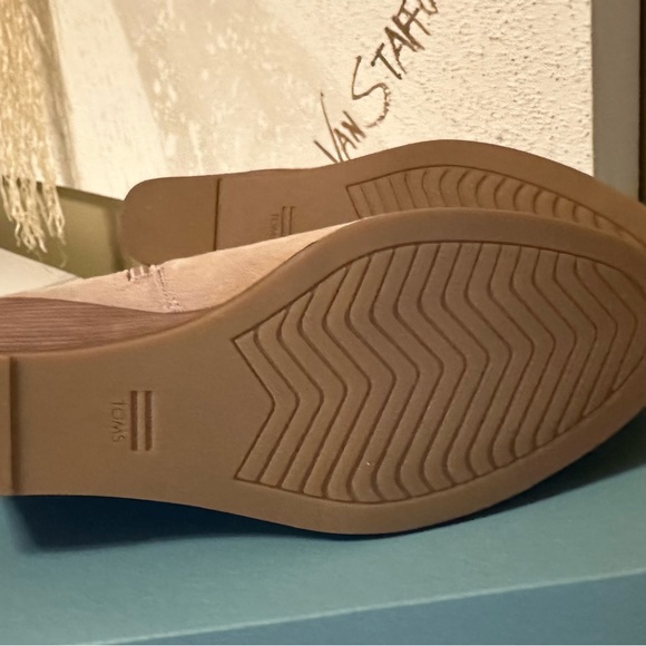 New woman’s Toms boot - Picture 4 of 4